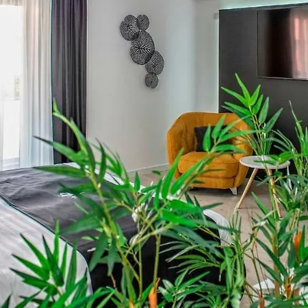 מלון דירות West